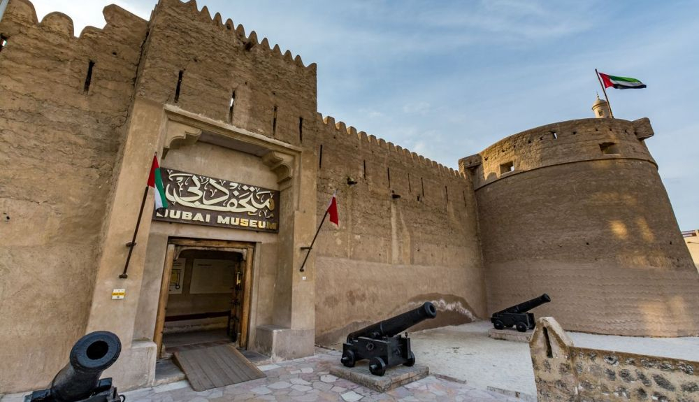 Entrada al museo de Dubai dentro de un antiguo fuerte. Entrada al museo de Dubai dentro de un antiguo fuerte.