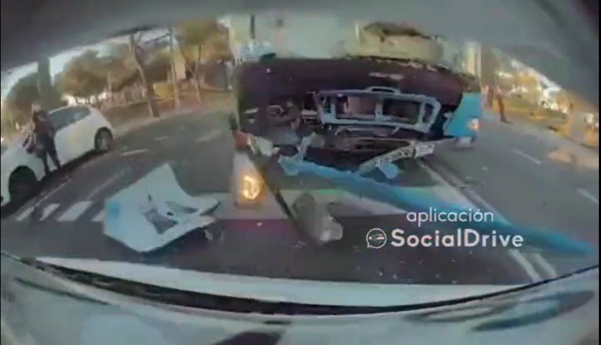 Así graban las cámaras de visión de un Tesla cómo un autobús le embiste totalmente por detrás 