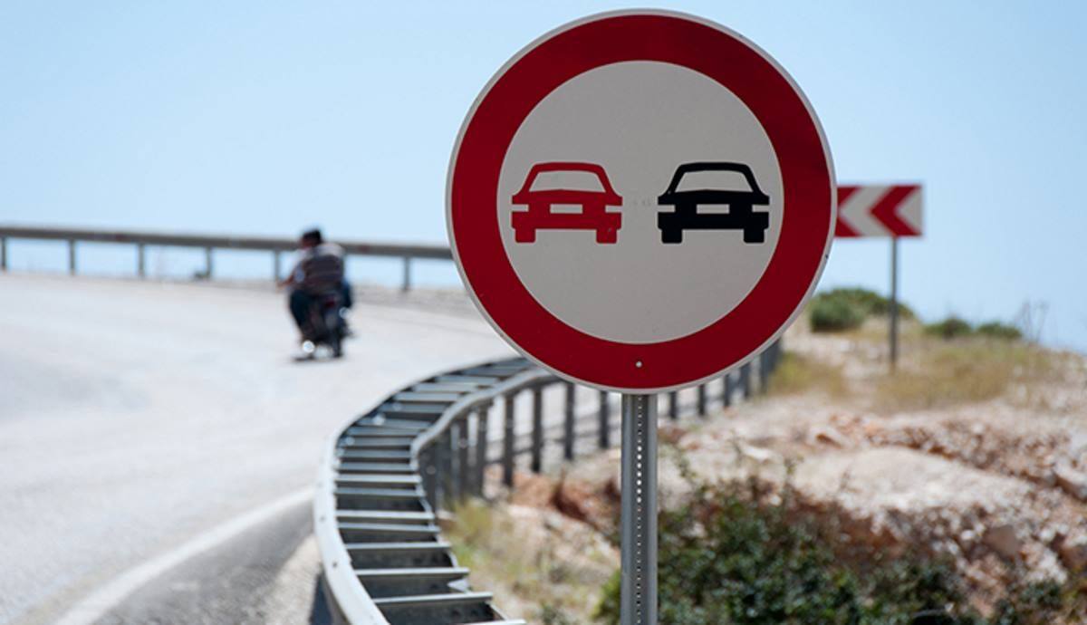 La DGT advierte, dónde está prohibido adelantar y multa aunque no exista señal que así lo indique