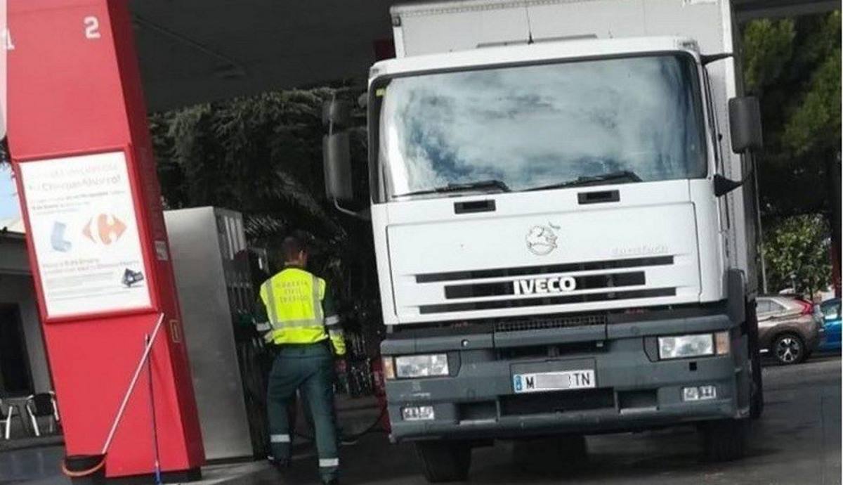 Uno de los camiones camuflados de la DGT repostando en una gasolinera