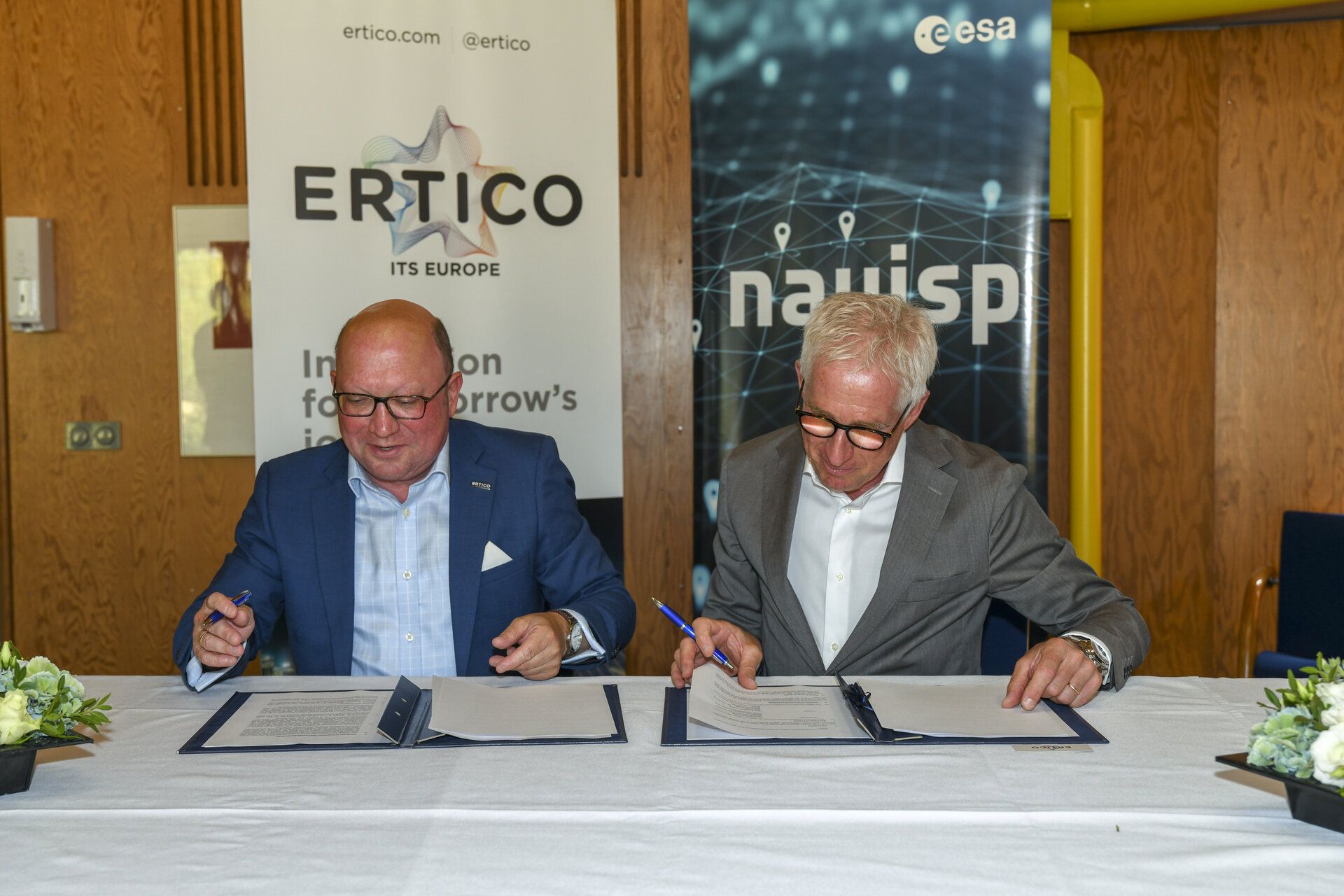 El CEO de ERTICO, Joost Vantomme, y el director de Navegación de la ESA, Javier Benedicto, firmando el acuerdo.