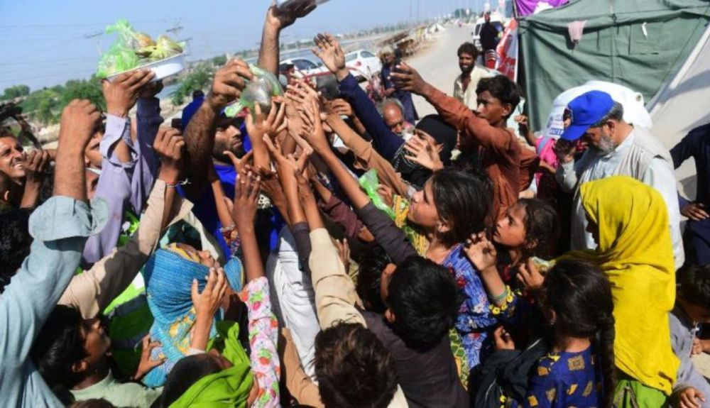 La Fundación Alkhidmat distribuye bolsas de alimentos en un campamento improvisado en la provincia de Sindh.