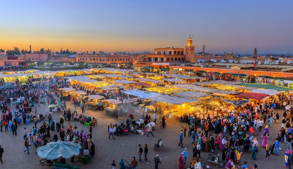 Noche en Djemaa El Fna, con la mezquita de Koutoubia, en Marrakech. Noche en Djemaa El Fna, con la mezquita de Koutoubia, en Marrakech.
