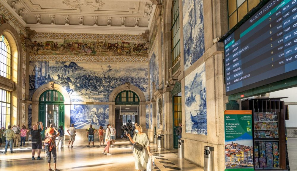 Hall decorado con azulejos azules en la estación de São Bento en Oporto Hall decorado con azulejos azules en la estación de São Bento en Oporto