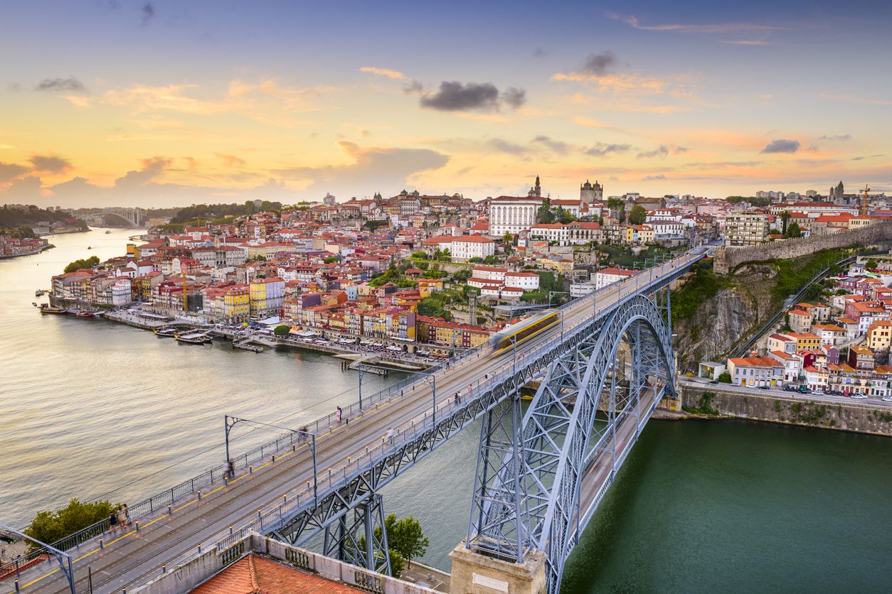 Oporto es uno de los destinos baratos para hacer una escapada estos meses.