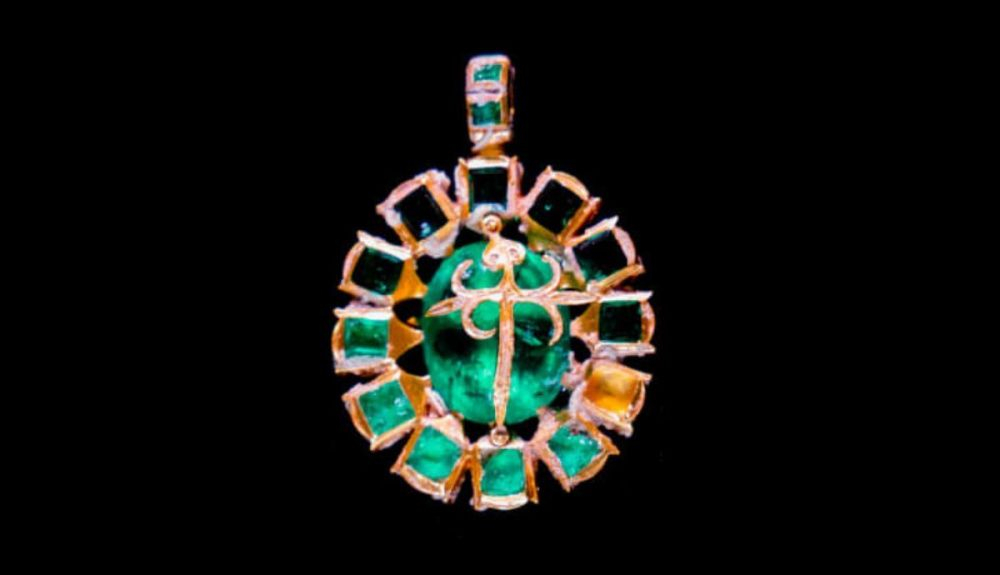 Colgante de oro y esmeraldas perteneciente a un caballero de la Orden de Santiago, con una cruz central de Santiago.