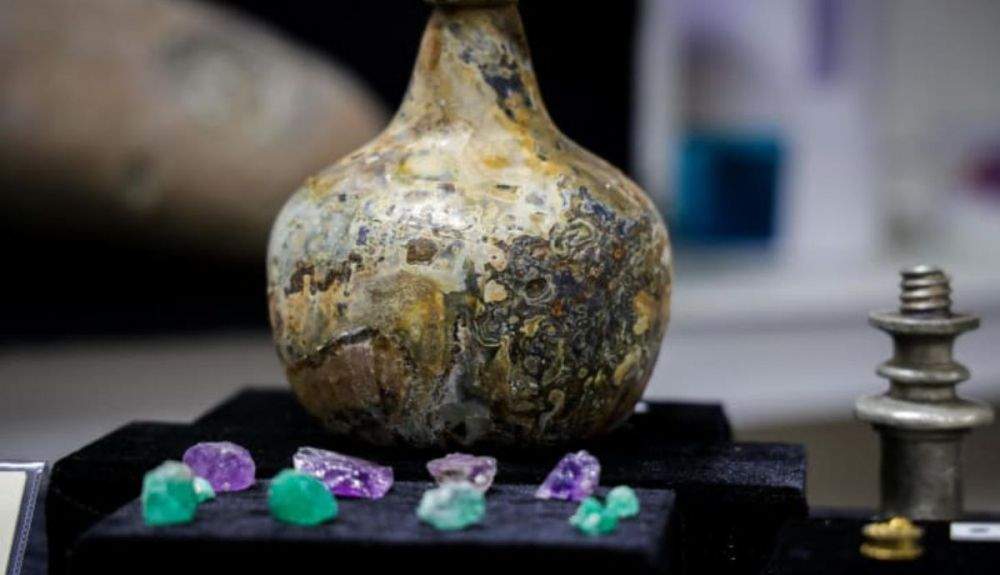 Una botella de vino de cristal, uno de los muchos artículos que arrojan luz sobre la vida a bordo del barco.