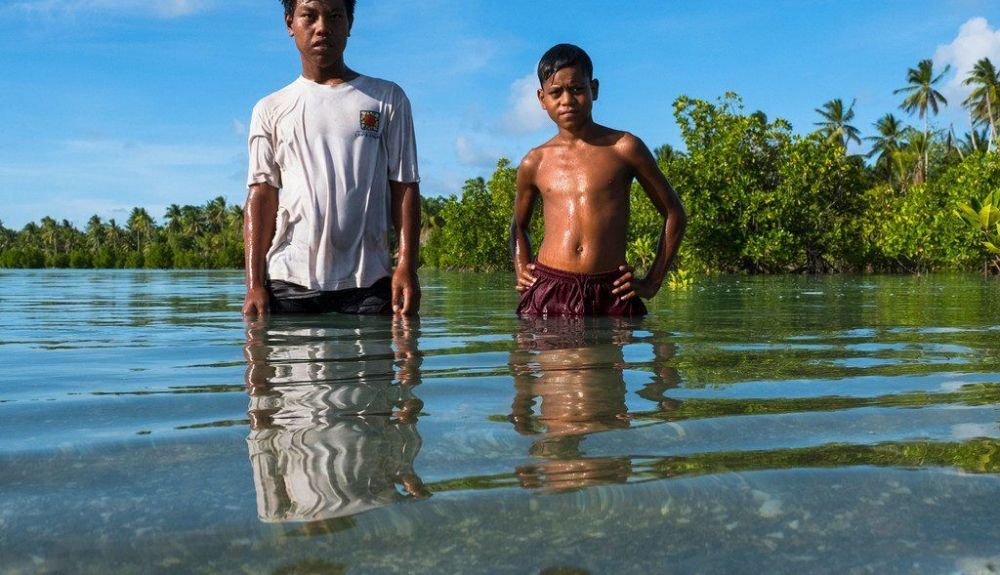 Con la mayor parte de su territorio a escasos metros sobre el nivel del mar, Kiribati sufre cada vez más daños por tormentas e inundaciones. Con la mayor parte de su territorio a escasos metros sobre el nivel del mar, Kiribati sufre cada vez más daños por tormentas e inundaciones.