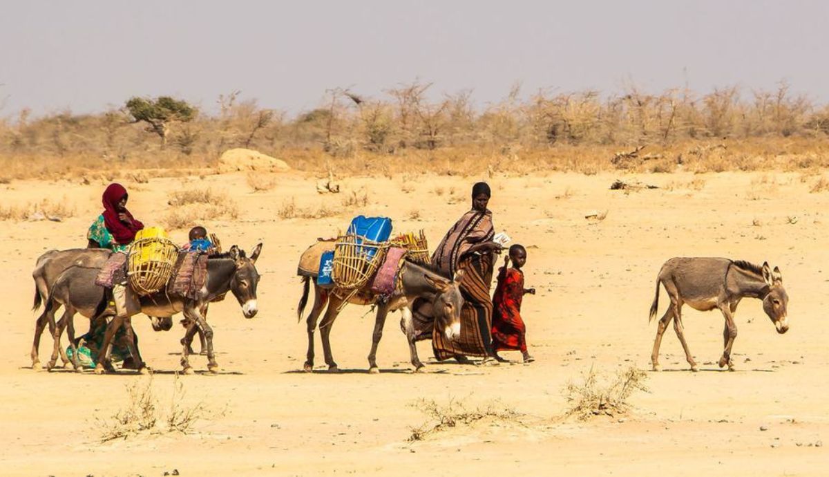 Familia desplazada por la sequía en el Cuerno de África. La Niña exacerba tanto la sequía como las inundaciones en diferentes partes del planeta.