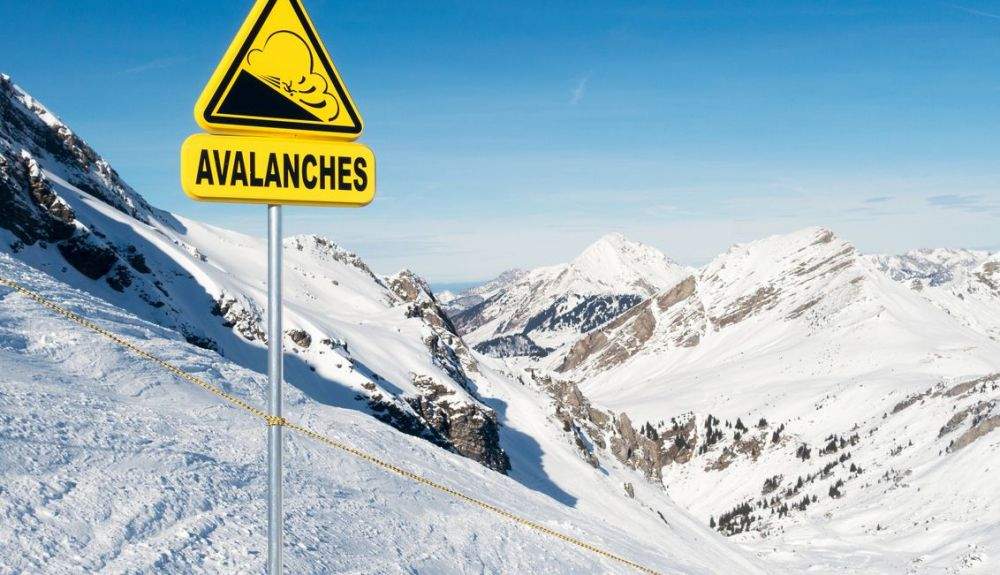 Señal de advertenciade avalancha en los Alpes Europeos.