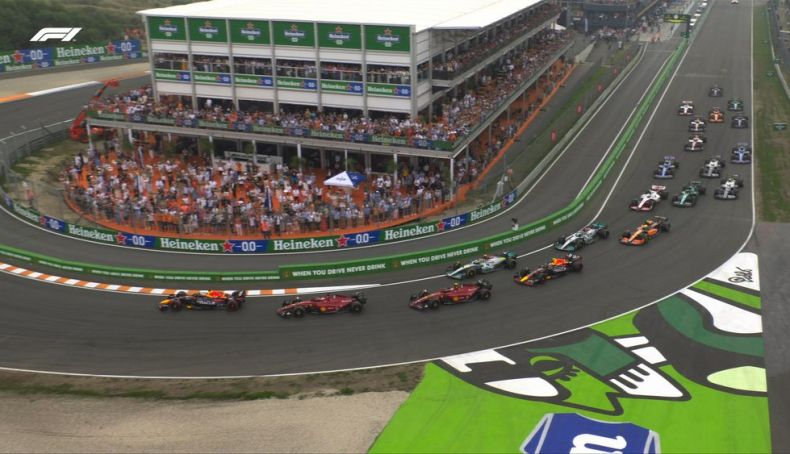 2 Salida de la carrera con Verstappen por delante de los Ferrari y Hamilton 4º