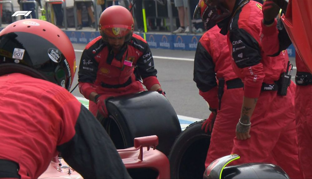 5 Lenta parada de Sainz porque no estaba un neumático preparado
