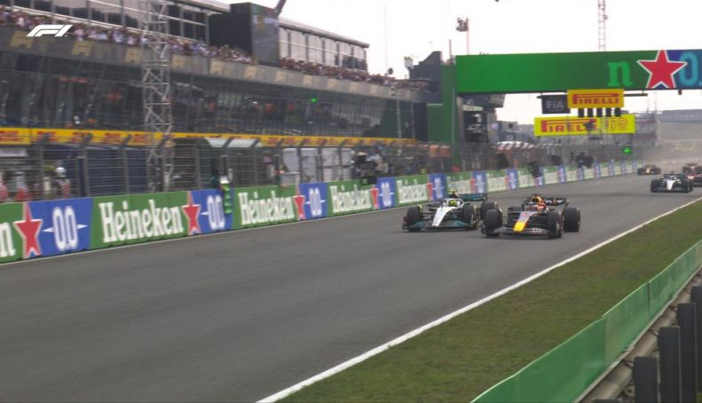 8 Se fue el SC y Verstappen adelantó a Hamilton. Ya era primero de nuevo