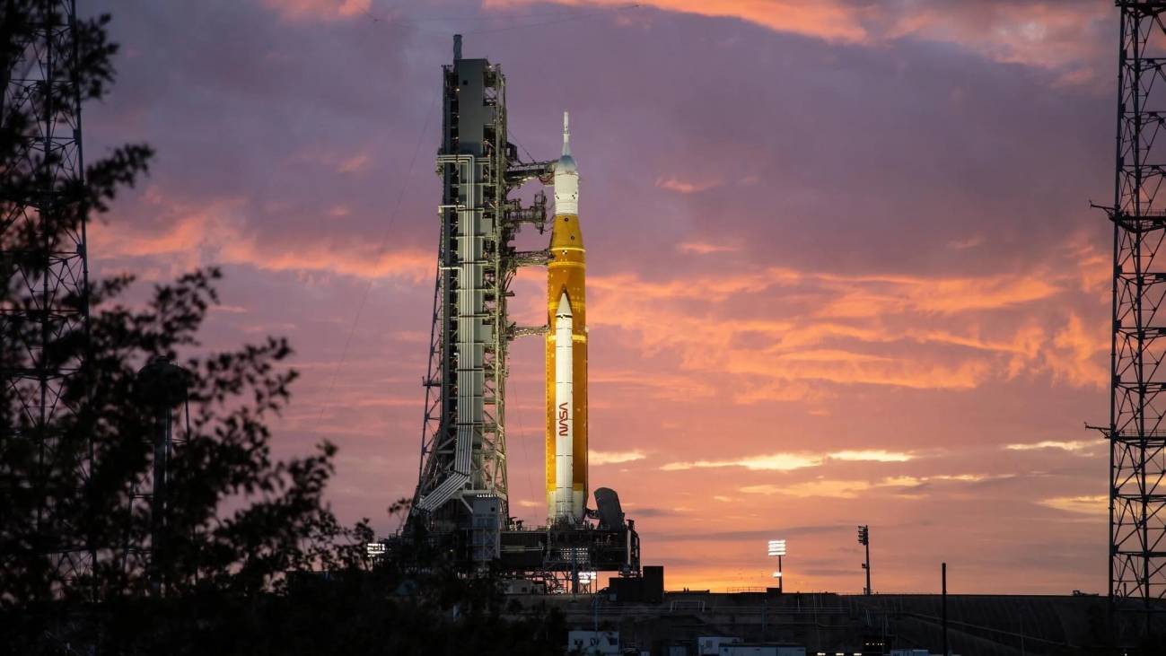 El conjunto de Artemis, formado por el cohete SLS y la nave Orión, en su rampa de lanzamiento.