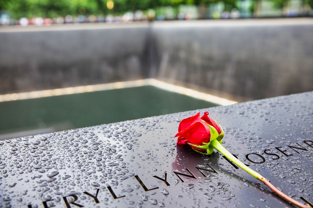 Una rosa roja recuerda los trágicos sucesos en el memorial del 11 de septiembre en la ciudad de Nueva York.