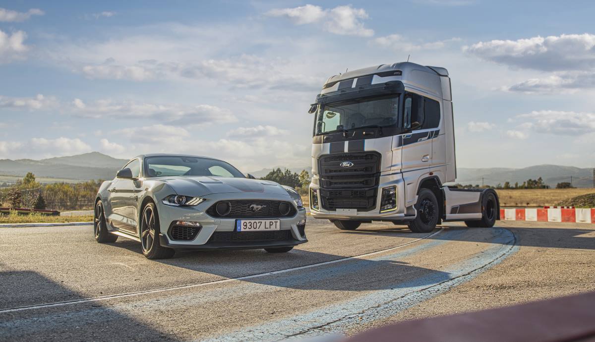 Ford Mustang Mach 1 frente al camión F Max Blackline