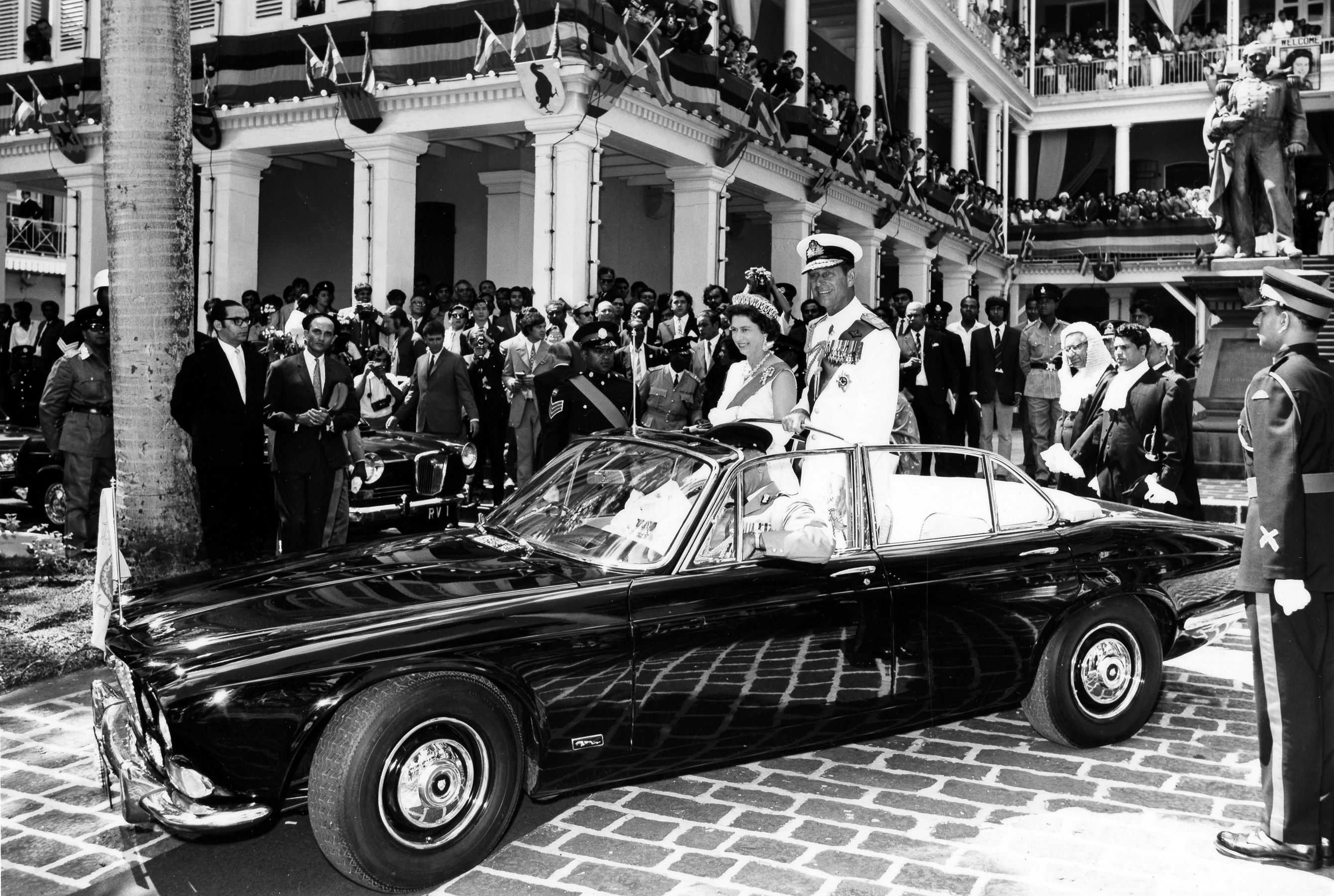 La Reina Isabel II y la historia del automóvil