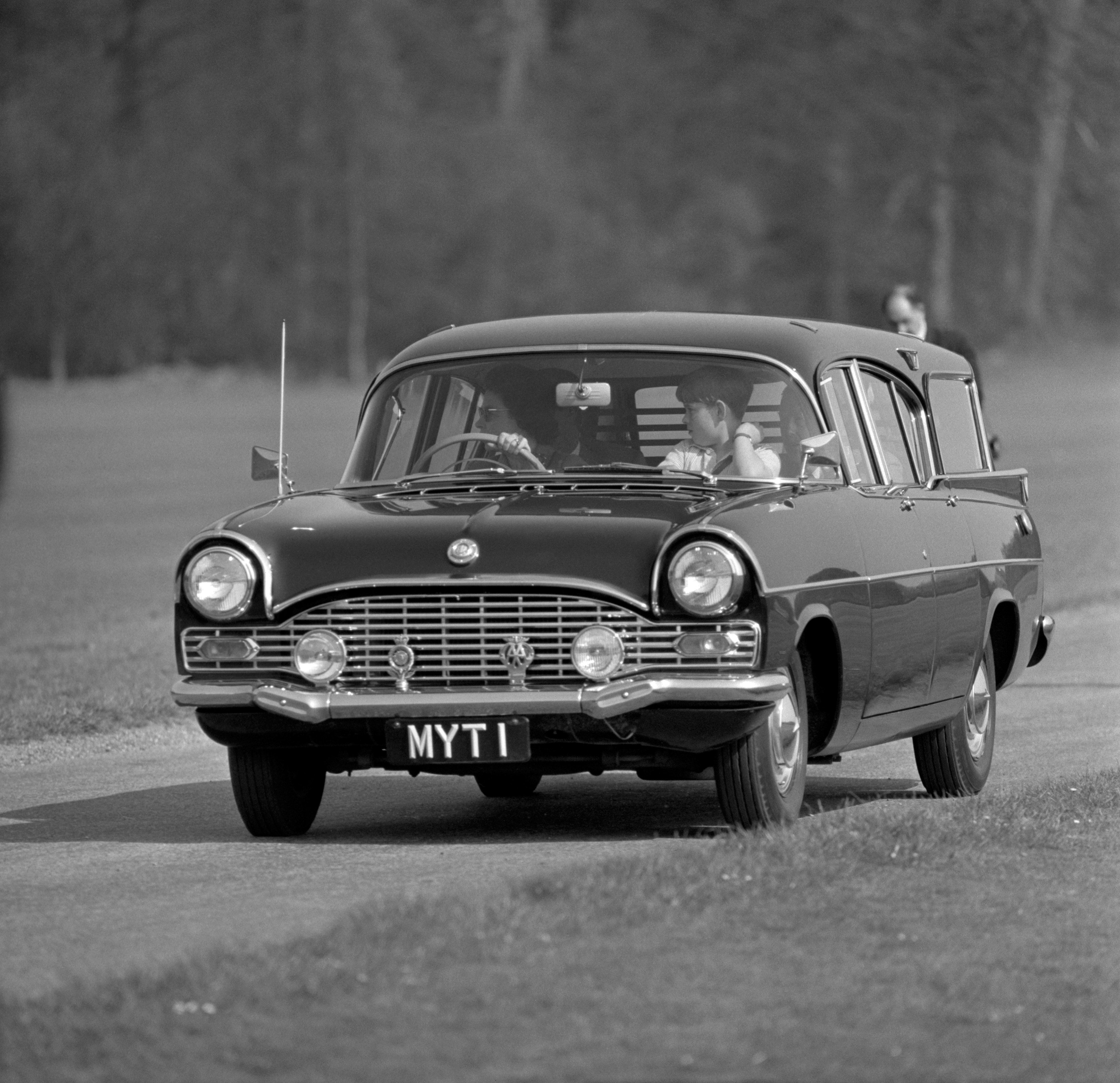 La Reina Isabel II y la historia del automóvil