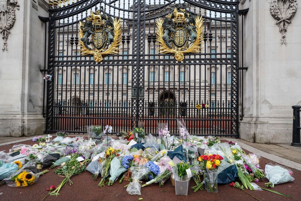 Toda la F1 muestra sus condolencias por la muerte de la reina Isabel II. En la foto flores delante del Buckingham Palace