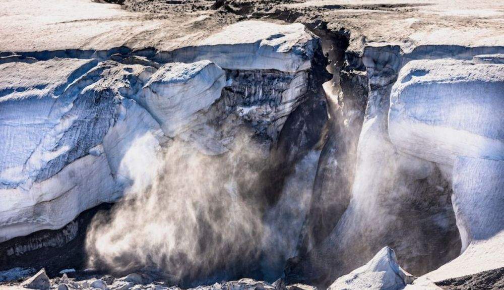 El agua de deshielo fluye desde la capa de hielo de Groenlandia hacia la bahía de Baffin cerca de Pituffik, Groenlandia