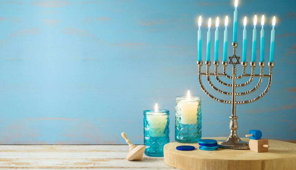 En Januká, se encienden las velas de un candelabro especial de nueve brazos. En Januká, se encienden las velas de un candelabro especial de nueve brazos.