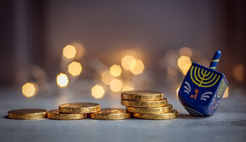 Monedas de chocolate y juegos son comunes en esta celebración. Monedas de chocolate y juegos son comunes en esta celebración.