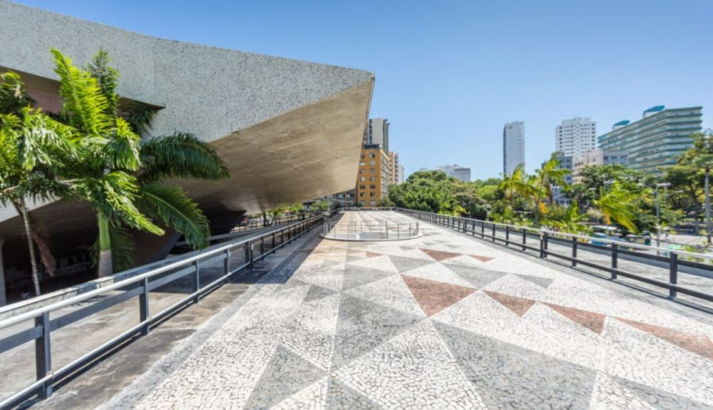 Este edificio se integra discretamente en el paisaje que lo rodea. Este edificio se integra discretamente en el paisaje que lo rodea.
