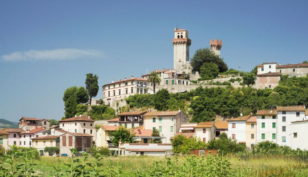 Nozzano Castello es un pequeño pueblo fortificado donde es fácil mezclarte con los lugareños. Nozzano Castello es un pequeño pueblo fortificado donde es fácil mezclarte con los lugareños.
