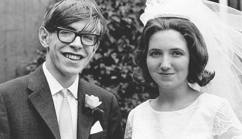 Stephen y Jane Hawking de jóvenes el día de su boda en 1965. Stephen y Jane Hawking de jóvenes el día de su boda en 1965.