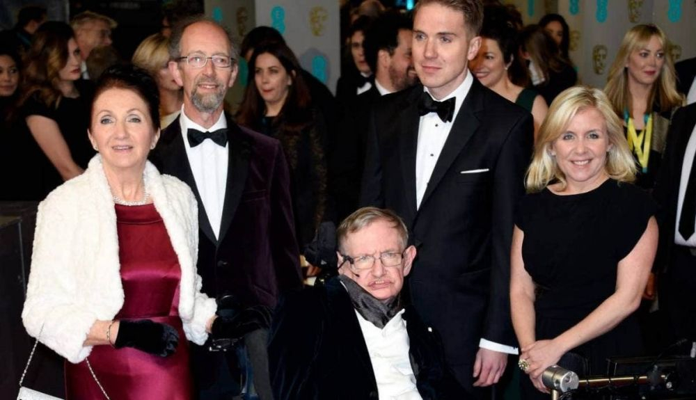 Stephen Hawking y Jane Wilde Hawking asisten a los EE British Academy Film Awards en la Royal Opera House. Stephen Hawking y Jane Wilde Hawking asisten a los EE British Academy Film Awards en la Royal Opera House.