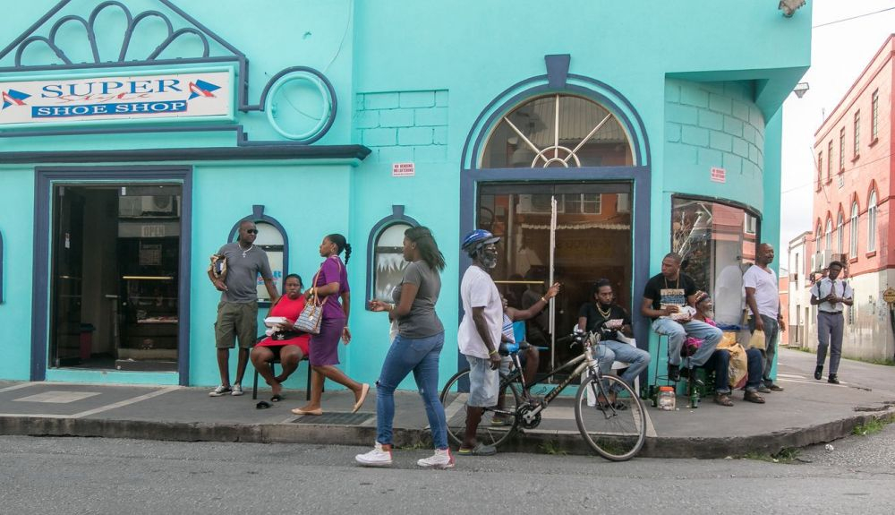 Los lugareños pasan el rato en una zapatería en Bridgetown, Barbados. Los lugareños pasan el rato en una zapatería en Bridgetown, Barbados.