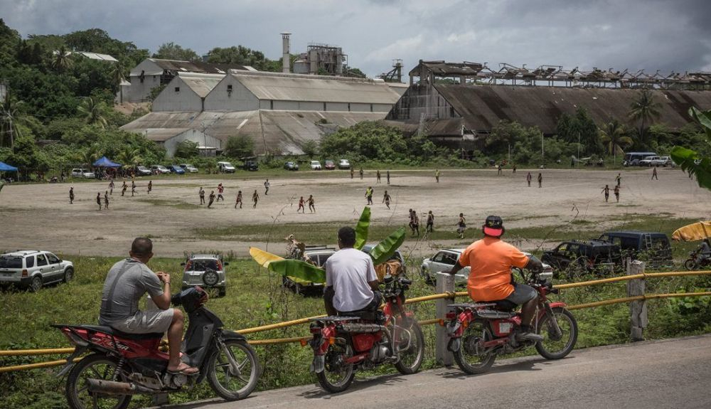 Nauru tiene una población de menos de 11.000 habitantes. Nauru tiene una población de menos de 11.000 habitantes.
