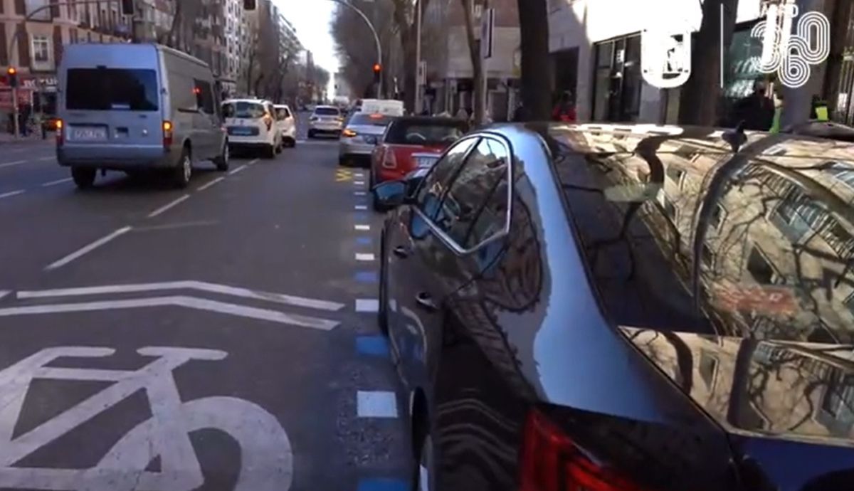 Qué son las nuevas líneas blancas y azules pintadas en la calzada, ya cuestan multas de casi 100 €