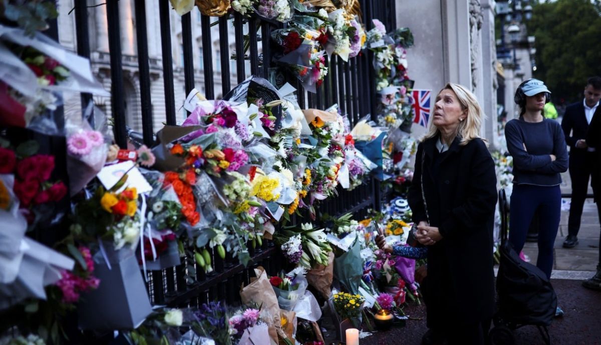 Flores en el Palacio de Buckingham. Muchas han sido las muestras de dolor por la muerte de Isabel II.