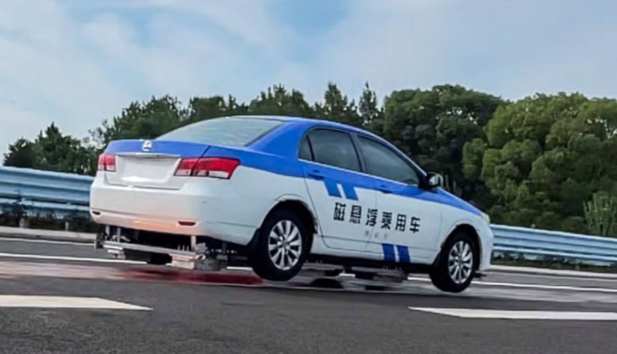 La nueva solución para rebajar consumos: los coches que levitan en carretera ya son realidad. Foto: Xinhua.