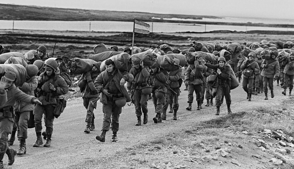 Un gurpo de soldados, duante la Guerra de las Malvinas. Un gurpo de soldados, duante la Guerra de las Malvinas.