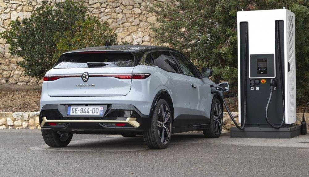 Coche eléctrico en un punto de carga público.