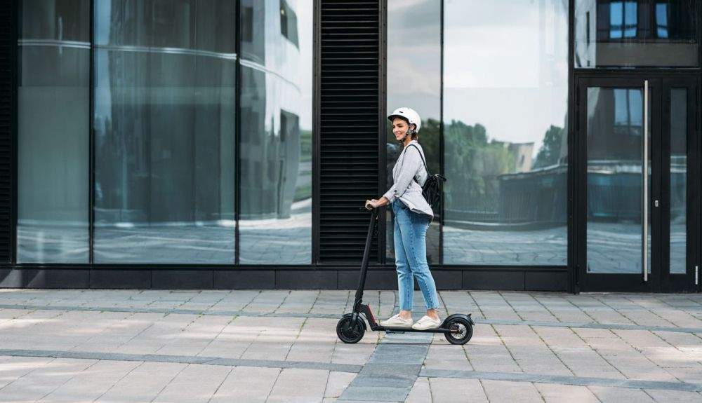 El patinete eléctrico proporciona gran agilidad para moverse por las calles de las ciudades.