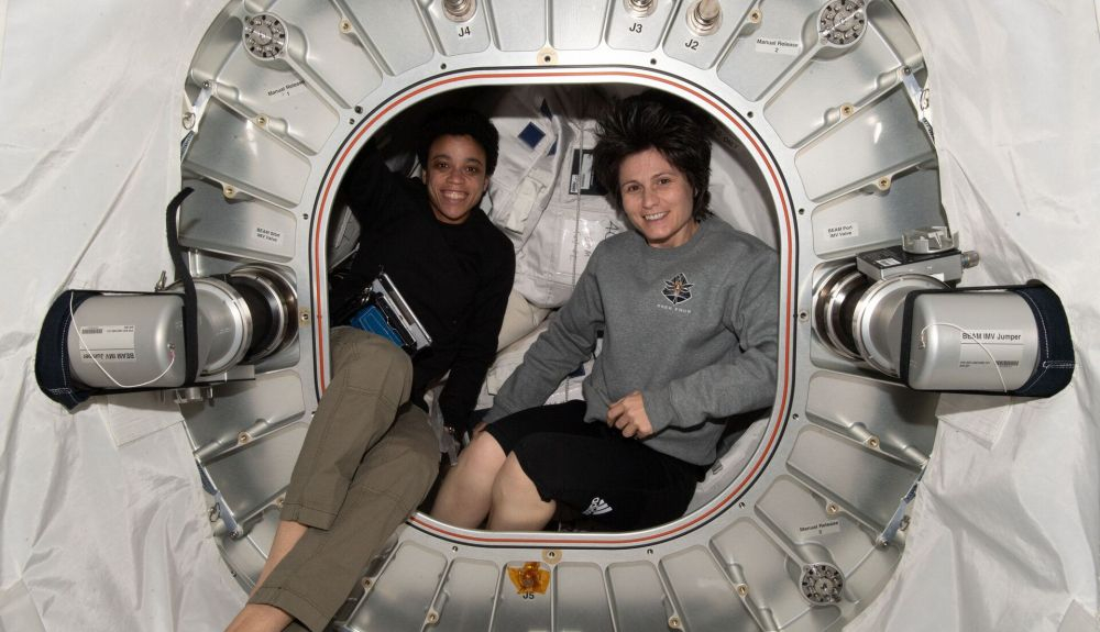 La astronauta de la ESA Samantha Cristoforetti y la astronauta de la NASA Jessica Watkins dentro del Módulo de Actividad Expandible Bigelow La astronauta de la ESA Samantha Cristoforetti y la astronauta de la NASA Jessica Watkins dentro del Módulo de Actividad Expandible Bigelow
