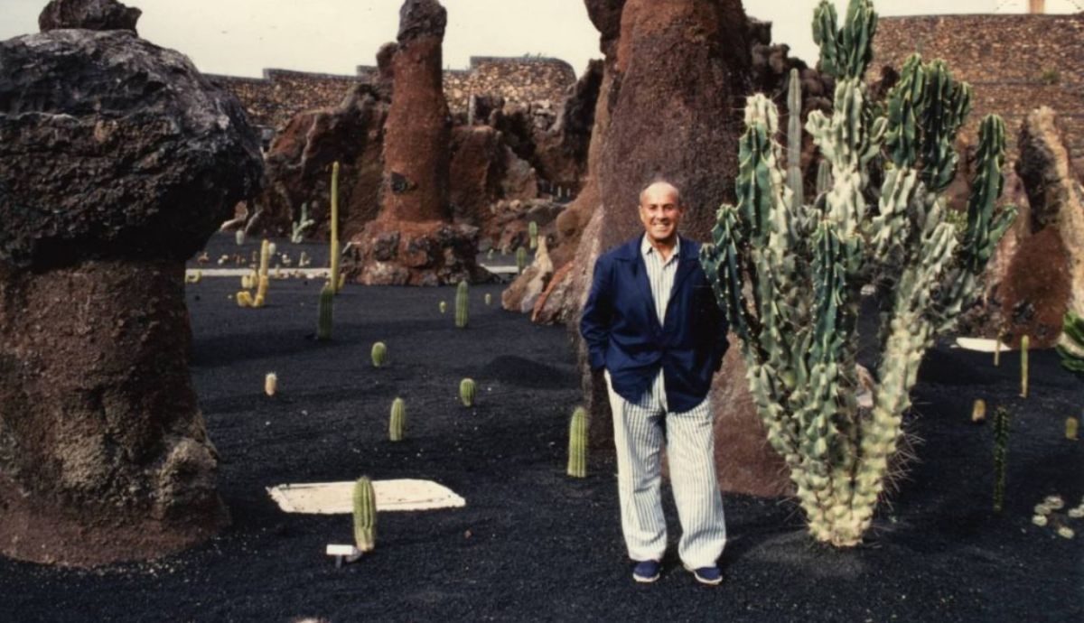 César Manrique, en el Jardín de Cactus.