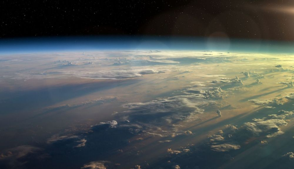 La exosfera protege a la Tierra del Sol y de objetos espaciales que ingresan a la atmósfera.