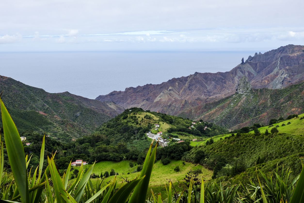 La remota isla de Santa Elena es famosa como el lugar donde Napoleón fue exiliado.