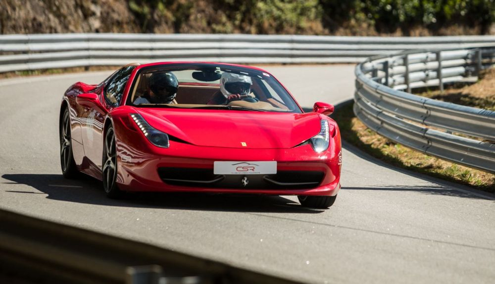 Los coches más rápidos y lujosos del mundo suelen ser de color rojo. Los coches más rápidos y lujosos del mundo suelen ser de color rojo.