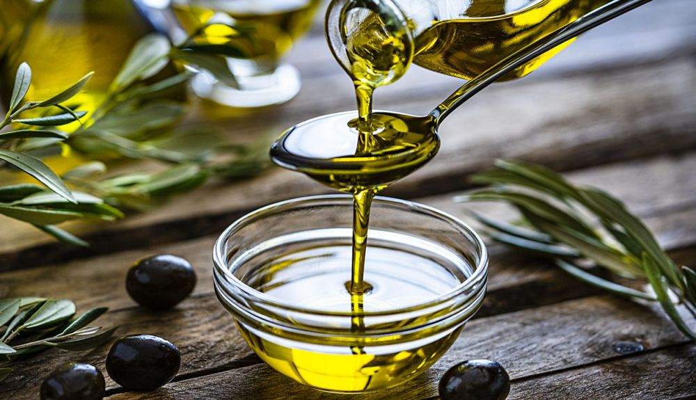 El aceite de oliva virgen se consume casi como es extraído. El aceite de oliva virgen se consume casi como es extraído.