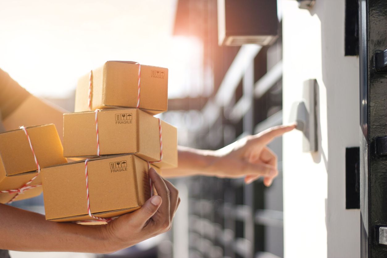 Las cajas de cartón sobredimensionadas transportan este exceso de aire en camiones y en envíos a los hogares de los consumidores de manera innecesaria.