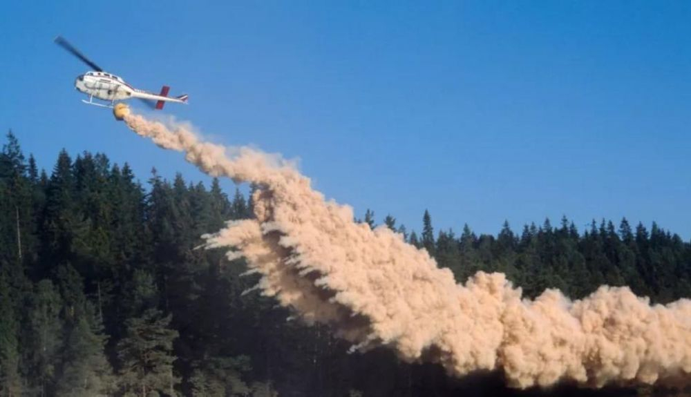 Un helicóptero vierte cal en un lago para neutralizar el ácido, en las cercanías de Gotemburgo, Suecia. Un helicóptero vierte cal en un lago para neutralizar el ácido, en las cercanías de Gotemburgo, Suecia.