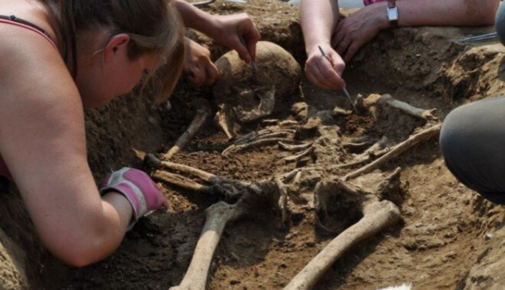 Los arqueólogos excavan una tumba, que contenía un hombre adulto enterrado con un cuchillo.