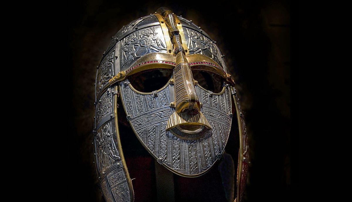 Esta réplica de un casco de finales del siglo VI del entierro de Sutton Hoo es de época anglosajona tardía.