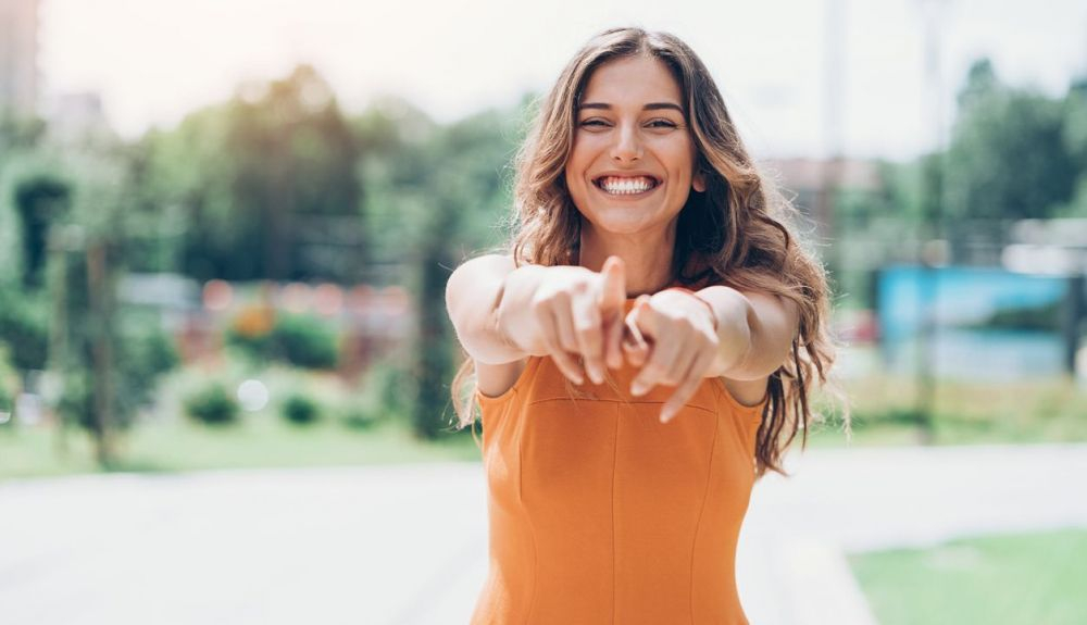 Con solo levantarse y moverse, se obtiene una dosis doble de hormonas para sentirse bien. Con solo levantarse y moverse, se obtiene una dosis doble de hormonas para sentirse bien.