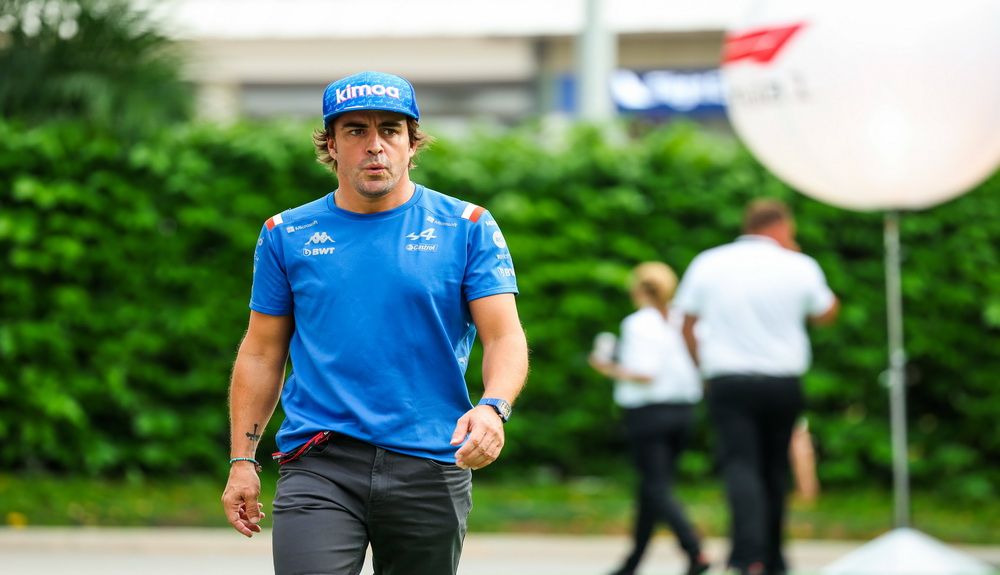 Fernando Alonso (Alpine) ya está en Singapur